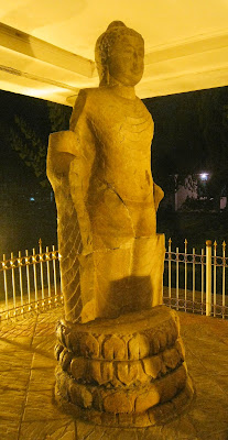 Arca Buddha langgam Amarawati setinggi 2,77 meter, ditemukan di situs Bukit Seguntang, Palembang, abad ke-7 sampai ke-8 M.