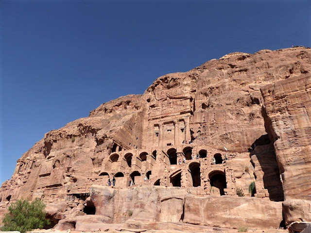 tomba dell'urna a petra