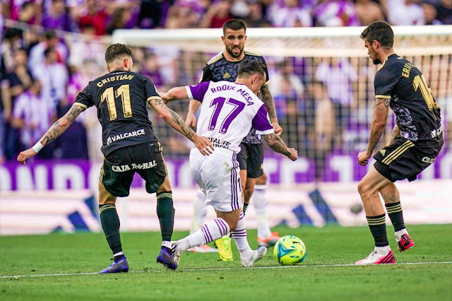 Roque Mesa rodeado por tres contrarios. REAL VALLADOLID C. F. 2 S. D. PONFERRADINA 0 Sábado 14/05/2022, 18:15 horas. Campeonato de Liga de 2ª División, jornada 40. Valladolid, estadio José Zorrilla: 20.213 espectadores. GOLES: 1-0: 1’, Iván Sánchez. 2-0: 60', Monchu.