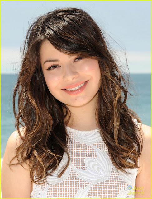 Miranda Cosgrove long wavy hairstyle with highlights