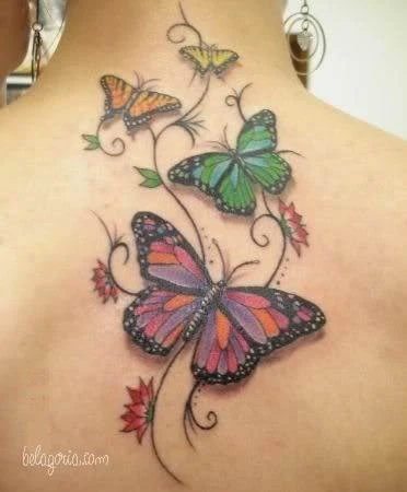 tatuajes de flores mariposas y enredaderas para mujeres