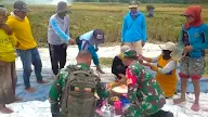 Bantu Panen, Serda Fathurrozi Makan Bersama Petani di Sawah