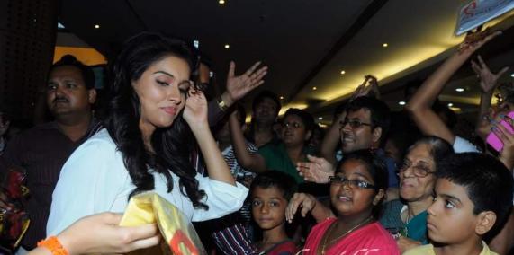 asin promotes ready film at provogue store glamour  images