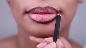 How To Apply Lip Gloss:Step By Step