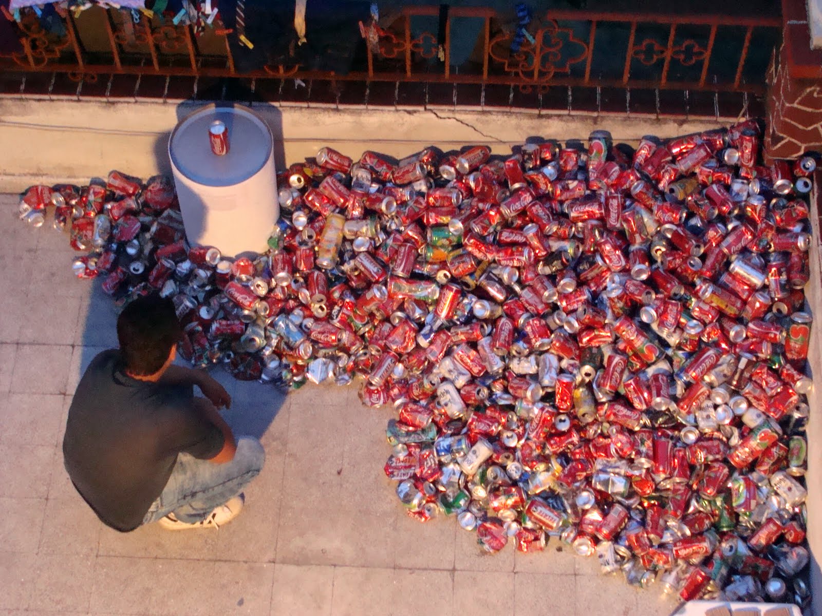 Installation with 30kg of aluminum cans