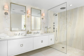 baño con paredes de mármol y mampara minimalista chicanddeco