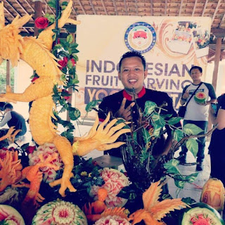 Sri Mulyono merasakan manfaat seni mengukir buah yang mampu menyegarkan suasana. Dan siapa yang sangka, dibalik semua perjalanan karirnya ini ternyata ada informasi menarik bagi teman-teman fruit carvinger. Ya, laki-laki kelahiran Kemusu, Boyolali, 19 Oktober 1989 memberikan kabar yang sangat manis untuk kita semua ketahui.