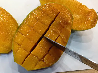 Cara Memotong Buah Mangga