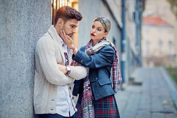 Πώς τα Ζώδια Κρυφοκοιτάζουν τον Σύντροφό τους