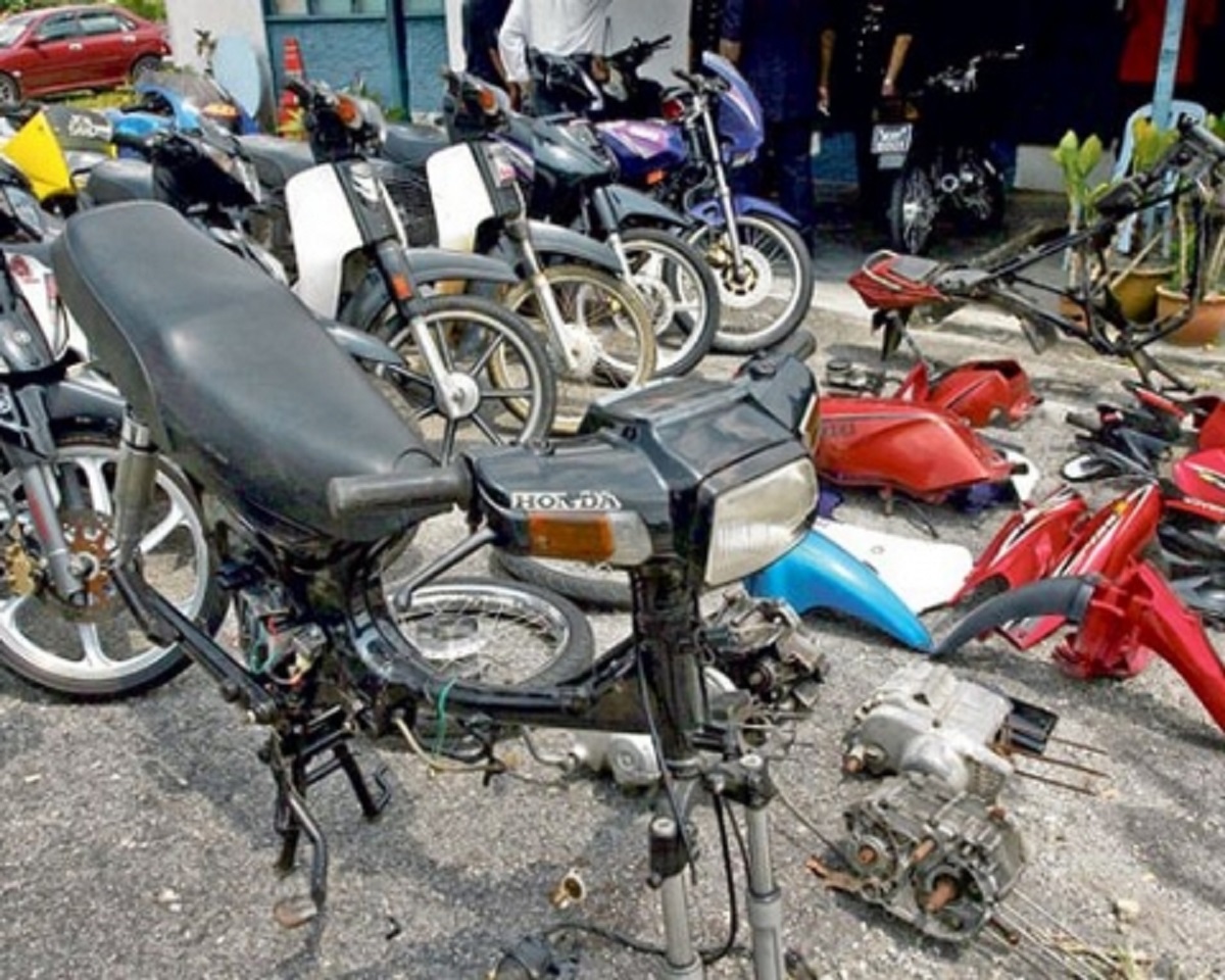 Polis Tahan  Tiga Suspek Curi Trak Pikap Motosikal 