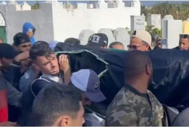 الجزائري إلياس شتي يحمل جثمان صديقه أسامه فلوح