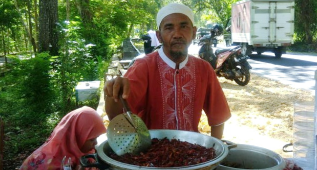 Subhanallah..Luar Biasa ! Pasangan Suami Istri Ini.. Berangkat Haji  hanya dari Jualan "Belalang"