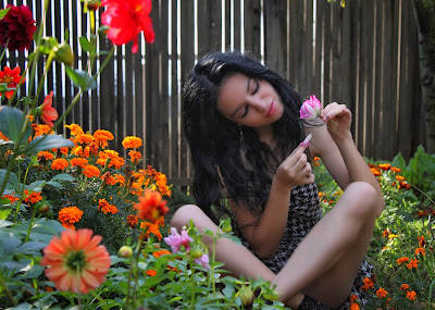 Mujer rodeada de flores 