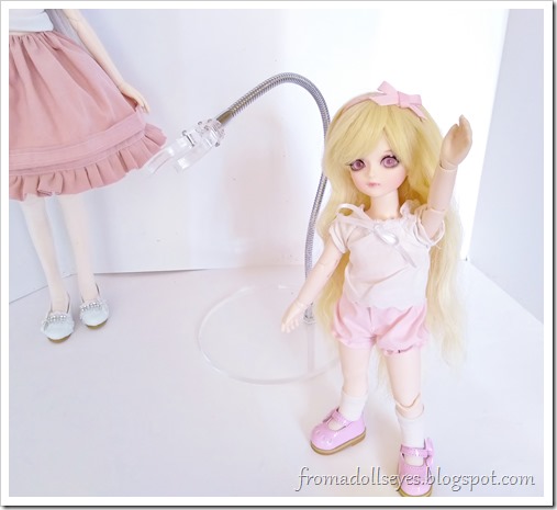 A yosd bjd (Sakura) raising her hand, she is volunteering to try out the doll stand.