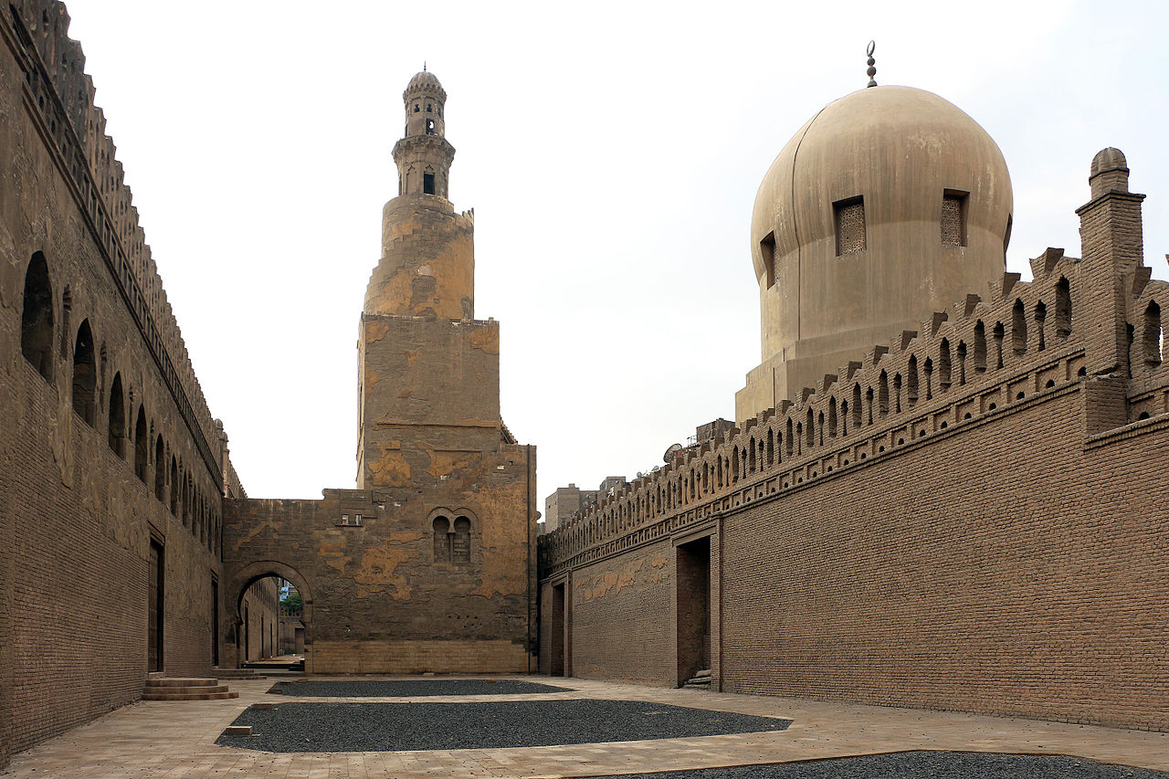 Часть большого каира 4 буквы. Минарет ибн Тулуна. Мечеть ибн Тулуна минарет. Каир Египет мечеть ибн Тулуна. Мечеть Ахмеда Бин Тулуна.