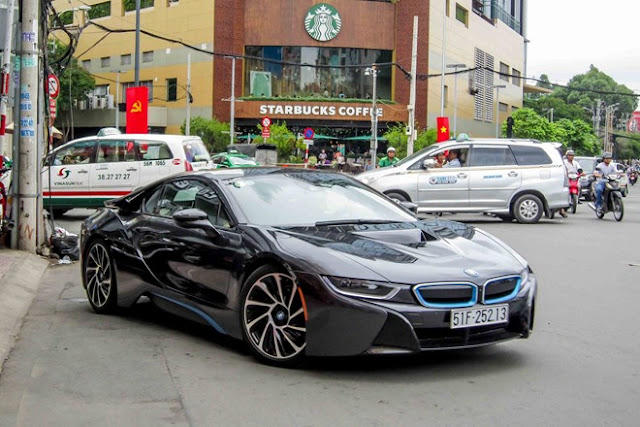 bmw-i8-lan-dau-xuong-pho-1