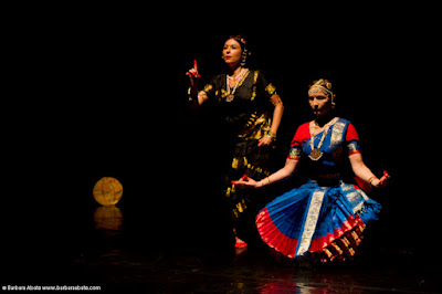 TEATRO GRECO DI ROMA Rassegna "Che Danza Vuoi?" XIV ediz. - 2011 ASSOCIAZIONE CULTURALE ORCHESTÉS presenta  "MATRI"  DEE E DONNE DALLE DANZE DELL'INDIA DEL SUD Marialuisa Sales e Marzia Colitti  Foto: Barbara Abate  19 ottobre 2011 Marialuisa Sales e Marzia Colitti Danze Liturgiche e Danze d’Amore dalla tradizione sacra dell’India. Protagoniste sono sempre le donne, donne innamorate, donne che si rapportano al loro Amato o alla Divinità, in una progressione di stati ove l’Amore umano si trasforma nell’Amore Divino. Foto: Barbara Abate