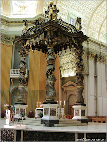Basílica-Catedral Marie-Reine-du-Monde: Baldaquino Réplica de la Basílica de San Pedro