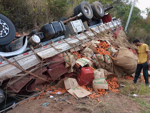 Motorista morre após caminhão carregado de cenouras tombar na BA 131 em Saúde 