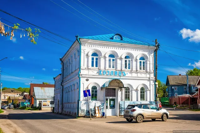 Белоснежный, старый, дом с магазином
