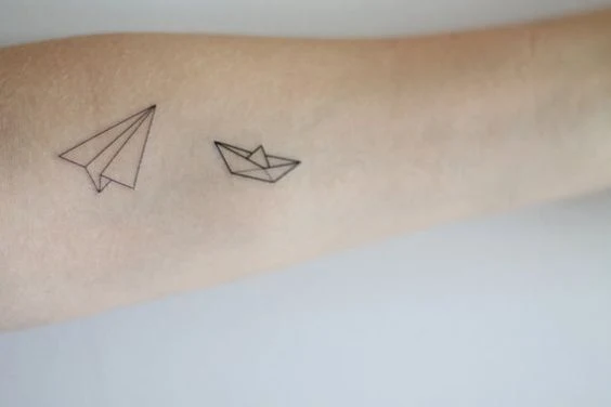 fotografia del tatuaje de una figura origami