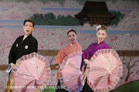 Miembros de la compañía japonesa de danza Teatro Musical OSK Nippon Revue Company, integrada solo por mujeres, interpretan el clásico El país donde florece el cerezo, durante la realización de la gala artística en ocasión de la celebración de los 400 años de amistad entre Japón y Cuba, realizada en el Teatro Martí, en La Habana, el 3 de octubre de 2014.