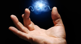 Mãos com energia, estática na mão, eletricidade entre os dedos