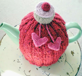 http://claire-garland.blogspot.com.es/2011/10/i-love-you-cupcake-tea-cozy.html?view=flipcard