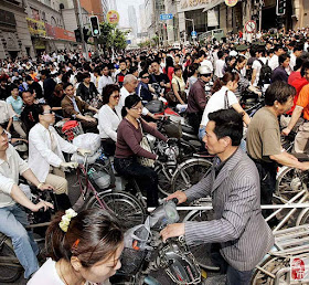 Ciclistas em Kuonming, China. Mao Tsé Tung será tido como profeta das energias renováveis de origem humano?