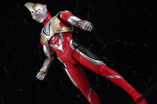 REVIEW SHFiguarts Ultraman Trigger Power Type, Bandai