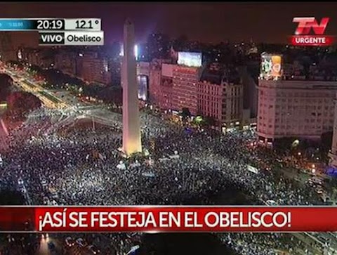 CHILE PERDIÓ LA FINAL DE LA COPA CONFEDERACIONES Y LOS ARGENTINOS LO FESTEJAMOS EN EL OBELISCO.