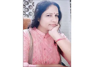 ग़ज़ल   अँधेरा रास्ता रौशन नहीं था  वो मेरा दोस्त था दुश्मन नहीं था    मुझे पहचानने में चूक मुम्किन  कोई चेहरा मेरा दर्पन नहीं था    बदल जाने का ये मौसम नहीं था  उदासी थी अकेलापन नहीं था    ज़रूरत तक सिमट कर रह गया था  खिलौनों से भरा बचपन नहीं था    वो बंजर भूमि पर कब तक ठहरते  बसेरे में जहाँ जीवन नहीं था    मैं जिसमें भीगकर आँसू छुपाती  मेरे हिस्से में वो सावन नहीं था    ज़हर टीके में कैसे आ गया अब  विषैले साँप थे, चंदन नहीं था    कोई हमसे हमारा वक़्त माँगे  नहीं मिलते, हमारा मन नहीं था    2)मेरी कश्ती भँवर में , गुज़ारा कहाँ  मेरे नाविक ने  मुझको उतारा कहाँ    जिनके तिनके उड़ा ले गई आँधियाँ  डूबने वालों को फिर सहारा कहाँ    क्या हृदय मार कर जी सकोगे कहो  ज़िंदगी फिर मिलेगी दोबारा कहाँ    जिसको पाकर के तुम ऐसे इतरा रहे  सब लिया दूसरों से तुम्हारा कहाँ    रीत-रस्मों को हम तोड़ देते वहीं  आपने  मुड़के हमको  पुकारा कहाँ    सिर चरण में चढ़ाकर सफल होओ तुम  वंदना को हुआ ये गँवारा कहाँ    3)एक क्षण में टूटती कितना बनाऊँ बार-बार  डूबकर अपनी ही लय में पार आऊँ बार-बार    अपनी तो आदत में ये शामिल नहीं है  देख ले  लोग क्यों ये चाहते मैं सिर झुकाऊँ बार-बार