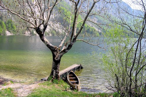 Lago, montañas y pequeño bote - Paisaje