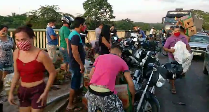 Carreta tomba na ponte do rio Madeira e população saqueia carga