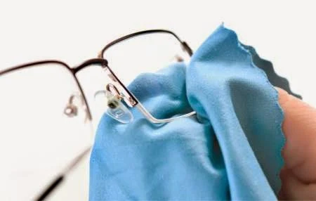 Curatarea ochelarilor cu o carpa de uscata