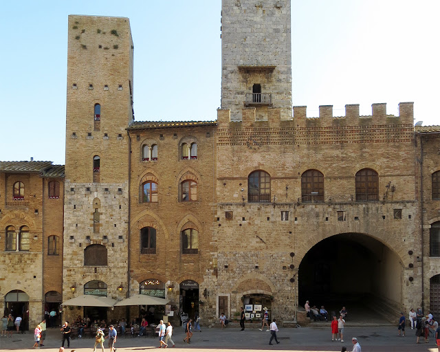 Torre Chigi and Palazzo vecchio del Podestà, San Gimignano