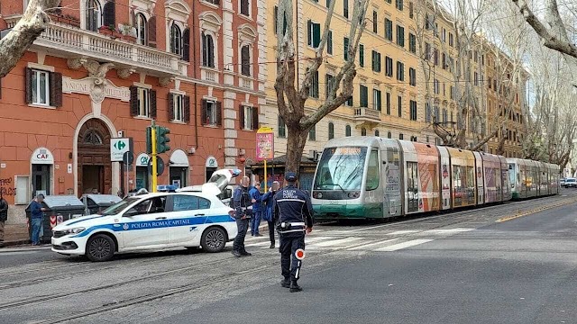 Tram: un camion trancia l’alimentazione di viale Regina Margherita