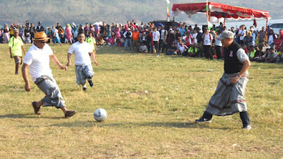 Main Bola Bersama Warga Desa Jatimekar-Jatiluhur, Gubernur Emil Cetak Dua Gol