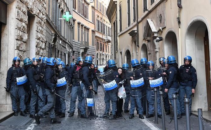 Roma, caos tassisti e ambulanti, lanci contro le forze dell'ordine. Virginia Raggi si schiera con loro, ma il Codacons non ci sta