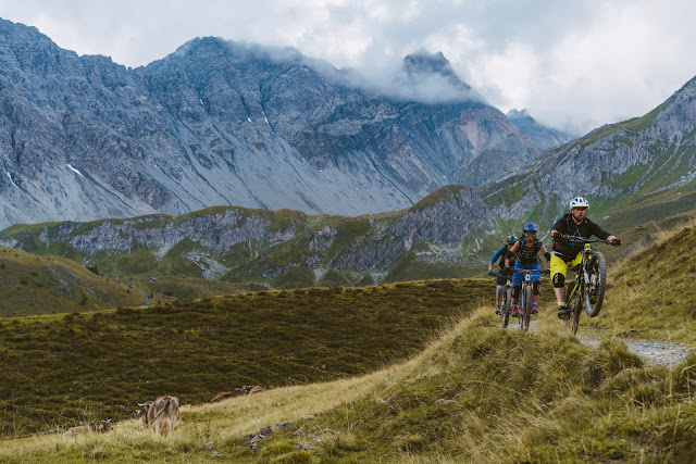 Danny MacAskill y Claudio Caluori recorren "Home of Trails"