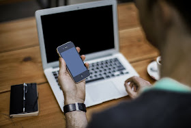 Trabajando en el ordenador y atendiendo el móvil al mismo tiempo