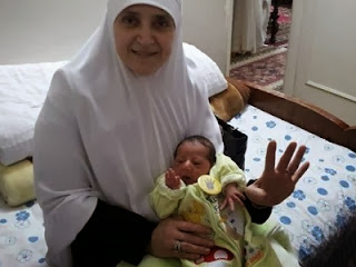Muhammad Mursi Jr di pangkuan neneknya  (masralarabia)