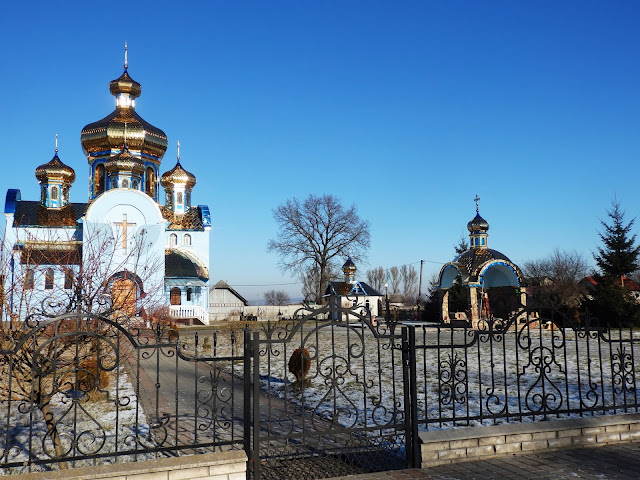 Zagranica (Ukraina) w wydaniu sylwestrowym - mróz i lśniące dachy cerkwi.