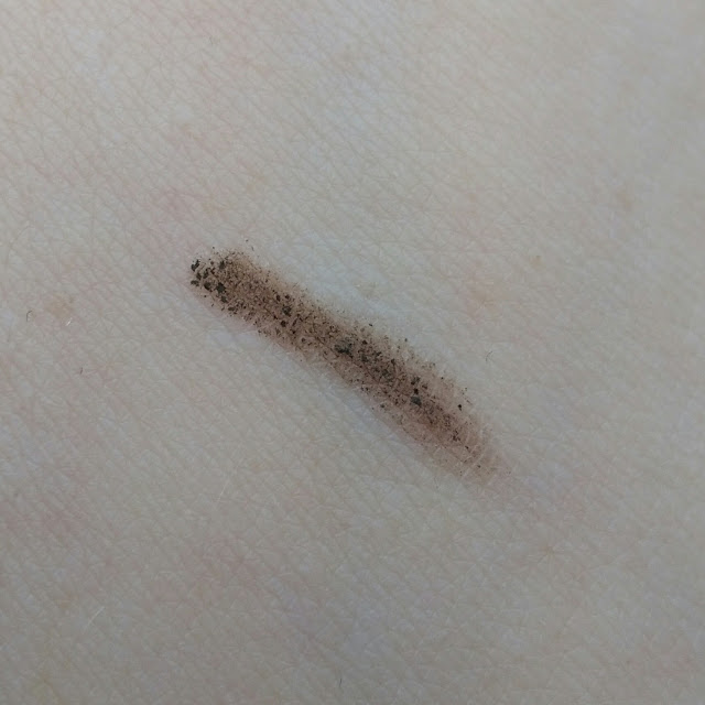 Benefit Precisely, My Brow Pencil 4.5 Neutral Deep Brown auf meiner sehr hellen Haut getestet