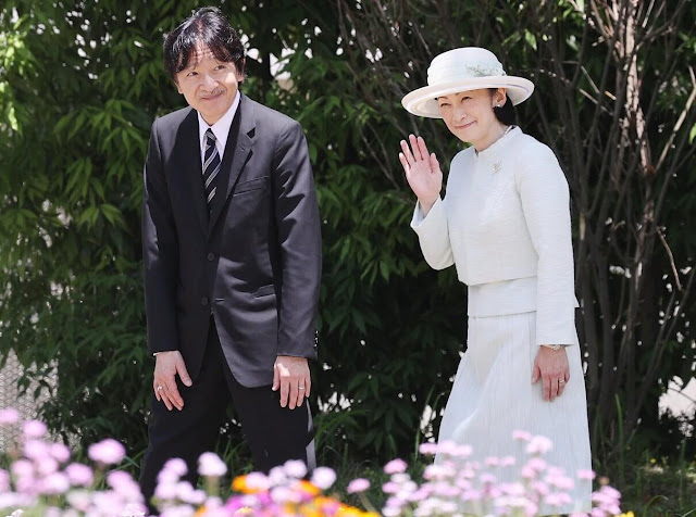 Crown Princess Kiko wore a light blue tweed jacket and skirt. The Toto Museum in Kita-Kyushu