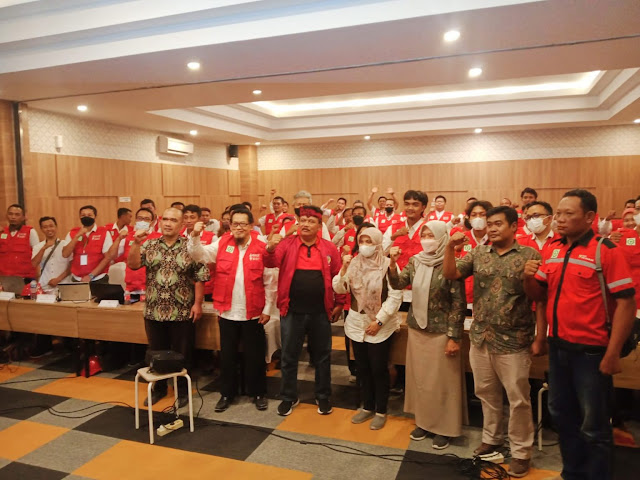 Plt Bupati Nganjuk Marhaen Djumadi (memakai ikat kepala merah) foto bersama dalam kegiatan Bimbingan Teknis SMKK di Front One Ratu Hotel Nganjuk, Kamis 3 November 2022