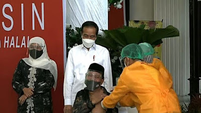 Presiden Jokowi Tinjau Vaksinasi di Sidoarjo, Sebut Jatim Siap Pakai Vaksin AstraZeneca