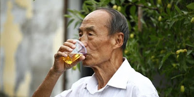 SELAMA 43 TAHUN LELAKI INI MINUM AIR KENCINGNYA SENDIRI