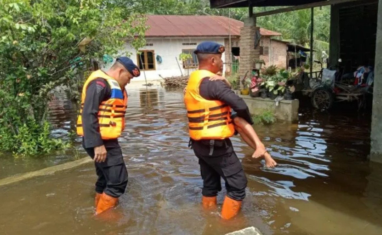 Brimob Polda Sumut Bantu Evakuasi Korban Banjir di Langkat