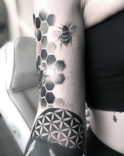 Tatuagens de colmeia: + de 30 fotos e ideias para as mulheres